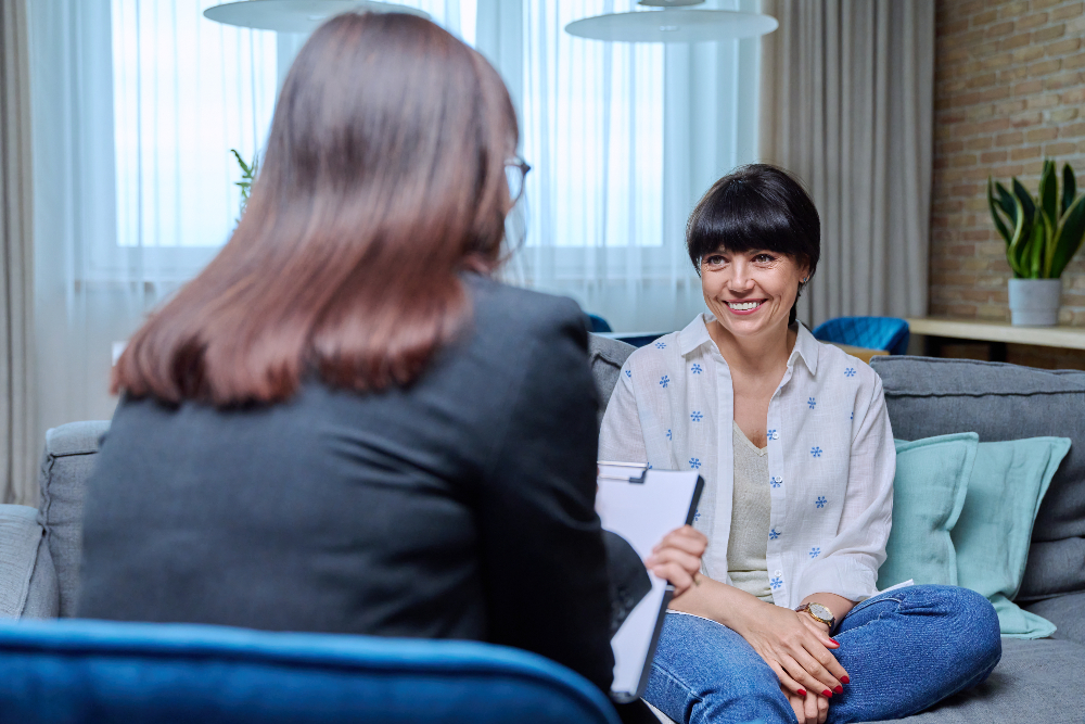 woman meeting with therapist for alcohol addiction in los angeles