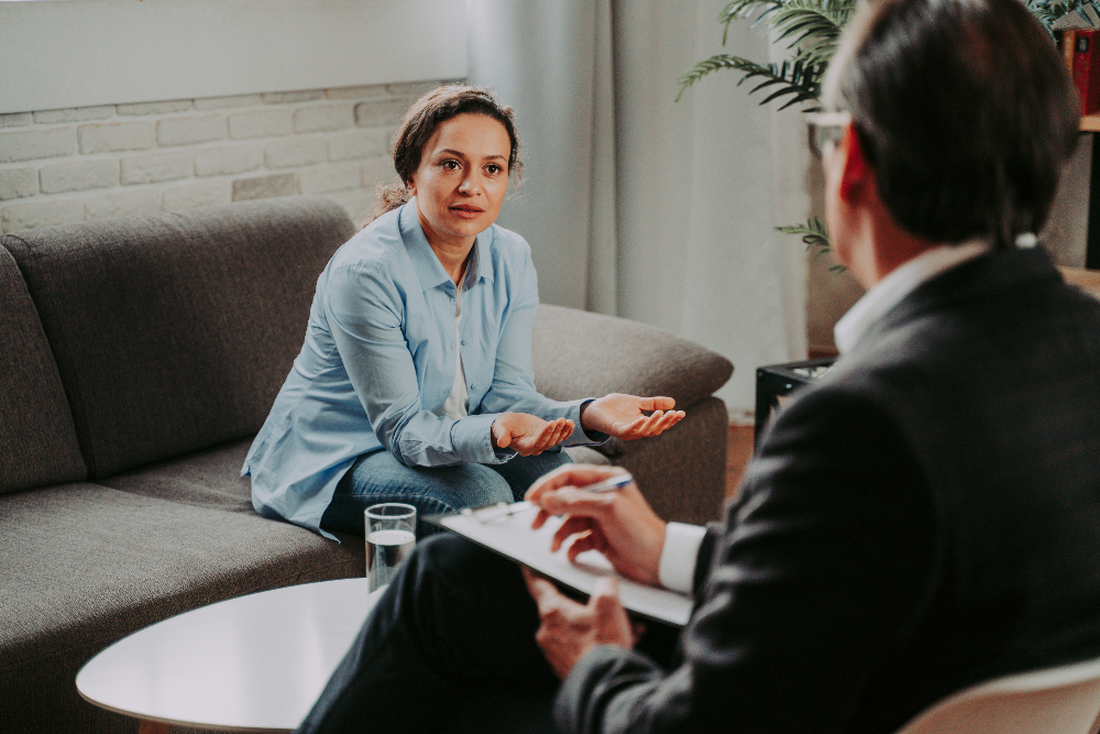 woman with therapist talking about opioid use disorder